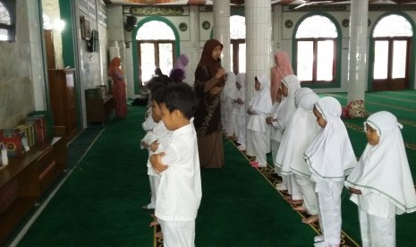 Siswa menunaikan ibadah shalat Dhuha.