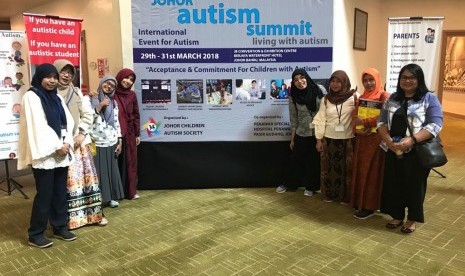 Para guru TK dari DKI Jakarta, peserta seminar internasional autis di Johor, Malaysia.