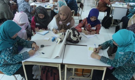 Para guru YBBI sedang mengikuti pelatihan Class Room Management