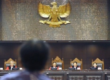 Para Hakim Mahkamah Konstitusi (dari ki-ka) Harjono, Mahfud MD, Ahmad Fadlil Sumadi dan Maria Farida Indrati saat pembacaan putusan atas perkara di gedung MK, Jakarta.