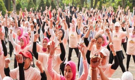 Para ibu antusias mengikuti senam zumba dan aerobik di Jalan Tandon Ciater, Kelurahan Ciater, Kecamatan Serpong, Tangerang Selatan, Banten. 