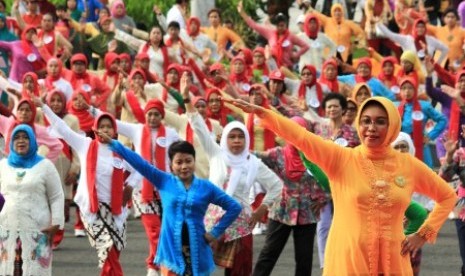 Para ibu dengan pakaian kebaya melakukan senam bersama di Surabaya, Jawa Timur, Ahad (20/12).