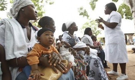 Para ibu mendengarkan penjelasan perawat mengenai vaksinasi dan nutrisi bersama anak mereka di Dodowa, Ghana. Satu pekerja pabrik di Ghana tularkan virus corona ke 553 orang lainnya. Ilustrasi.