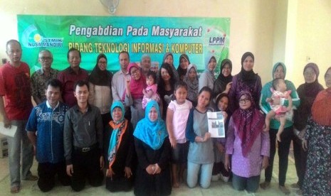 Para ibu PKK Cipinang Melayu mendapatkan pelatihan bisnis online dari dosen STMIK Nusa Mandiri.