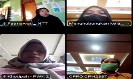 Para Ibu Preneur mengikuti webinar yang menghadirkan Menteri BUMN Erick Thohir.