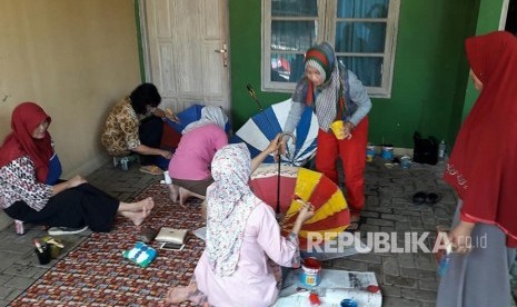 Para ibu rumah tangga RW 01 Kelurahan Pudakpayung, Kecamatan Banyumanik, Kota Semarang malakukan aktivitas pelatihan dan penguatan kapasitas ketrampilan di rumah kriya. Aktivitas ini dilakukan warga setempat untuk mewujudkan kampung tematik. 