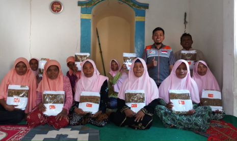 Para ibu yang berjuang belajar Alquran mendapat hadiah Mukena dari Rumah Zakat dan Yayasan Masjid Nusantara. 