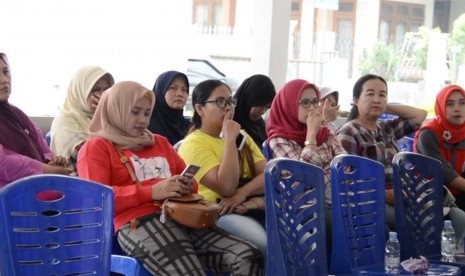 Para ibu yang mengikuti program sosialisasi berkendara berdama IMI