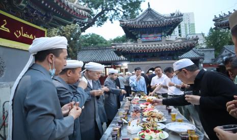 Islam di China berkembang pesat sejak awal masuk kawasan itu. Ilustrasi imam masjid China 