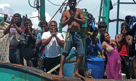 Para imigran Srilanka berada di atas kapal dan menolak meninggalkan perairan Aceh di Lhoknga, Aceh Besar, Aceh, Senin (13/6).