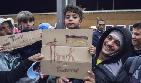 Para imigran tiba di stasiun kereta api di Saalfeld, Jerman tengah, Sabtu (5/9). Ribuan pengungsi tiba dari Munich untuk diantarkan menuju tempat akomodasi.