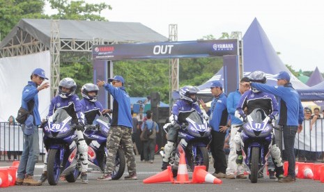 Para instruktur Yamah Riding Academy memberikan tips aman berkendara menggunakan Yamaha All New R15.