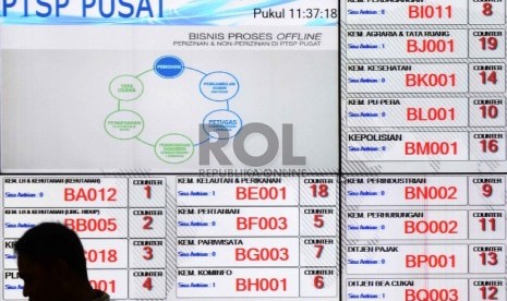 Para investor melakukan pengurusan perijinan usaha pada Pelayanan Terpadu Satu Pintu (PTSP) Pusat saat peresmian di kantor Badan Koordinasi Penanaman Modal (BKPM), Jakarta, Senin (26/1). ( Republika/ Yasin Habibi)