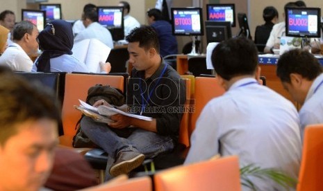 Para investor melakukan pengurusan perijinan usaha pada Pelayanan Terpadu Satu Pintu (PTSP) Pusat saat peresmian di kantor Badan Koordinasi Penanaman Modal (BKPM), Jakarta, Senin (26/1). ( Republika/ Yasin Habibi)