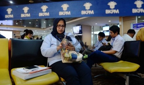 Para investor melakukan pengurusan perijinan usaha pada Pelayanan Terpadu Satu Pintu (PTSP) Pusat saat peresmian di kantor Badan Koordinasi Penanaman Modal (BKPM), Jakarta, Senin (26/1). ( Republika/ Yasin Habibi)