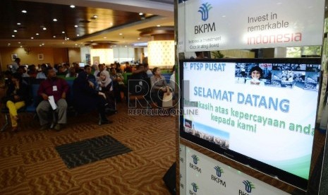 Para investor melakukan pengurusan perijinan usaha pada Pelayanan Terpadu Satu Pintu (PTSP) Pusat saat peresmian di kantor Badan Koordinasi Penanaman Modal (BKPM), Jakarta, Senin (26/1). ( Republika/ Yasin Habibi)