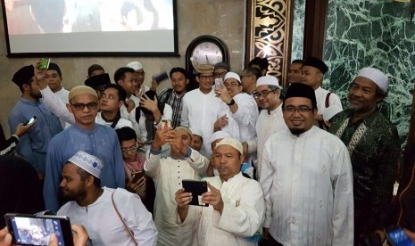 Para jamaah Gerakan Shubuh Berjamaah di MASK berfoto bersama dengan calon wakil gubernur DKI Jakarta Sandiaga Uno.