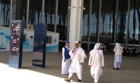 Para jamaah haji asal Afghanistan tiba di Bandara Amir Muhammad bin Abdulaziz Madinah, Selasa (17/7).