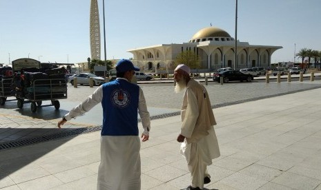 Para jamaah haji asal Afghanistan tiba di Bandara Amir Muhammad bin Abdulaziz Madinah, Selasa (17/7).