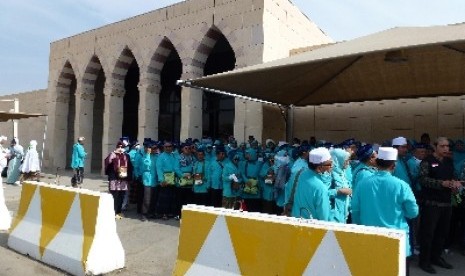 Para jamaah haji asal Indonesia tampak sedang antre untuk memasuki gedung Percetakan Alquran di Madinah.