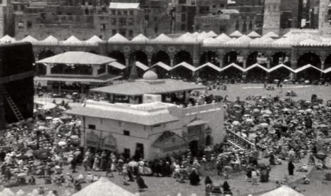 Mengenal Topografi dan Kandungan Sumur Air Zamzam. Foto: Para jamaah haji baik peremuan dan wanita bertawaf di sekitar Ka