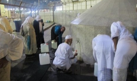 Para jamaah haji dari berbagai negara tengah mengisi air zamzam di kawasan Khudai, Masjidil Haram, Makkah.