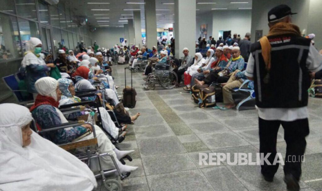  Para jamaah haji Indonesia tengah berisitrahat sambil penunggu jadwal kepulangan mereka ke Tanah Air 