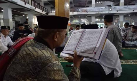 Para jamaah Masjid Agung Kota Tasikmalaya melaksanakan tadarus Alquran jelang Ramadhan