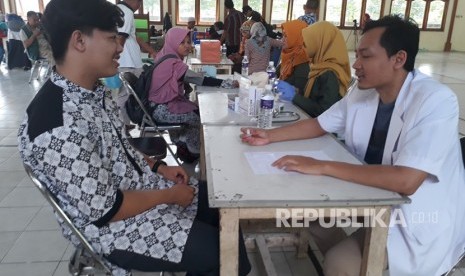 Para jamaah masjid Al Furqon dan warga Nitikan dan di  sekitar Masjid tampak antre untuk melakukan pemeriksaan kesehatan  gratis dalam rangka Tabligh Akbar yang dibalut dalam gelaran akbar  Festival Republika 2018, di Masjid Al-Furqon Nitikan Yogyakarta, Senin  (31/12).