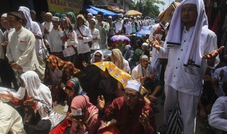 Para jamaah mengikuti Haul Habib Ali Al Habsyi di Kota Solo.