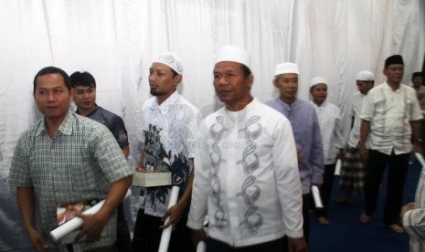 Sejumlah warga mengikuti tahlilan atas meninggalnya Ketua Umum MUI dan juga Rais Aam PBNU KH. Ahmad Sahal Mahfudz di kantor Majelis Ulama Indonesia (MUI), Jakarta, Jumat (24/1).    (Republika/Yasin Habibi)