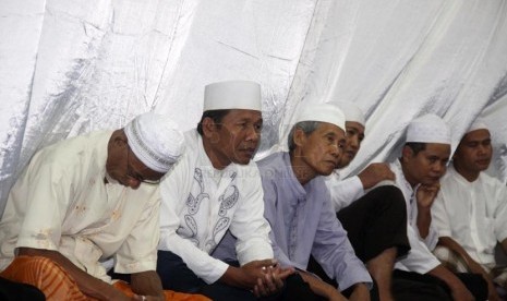   Para jamaah mengikuti tahlilan atas meninggalnya Ketua Umum MUI dan juga Rais Aam PBNU KH. Ahmad Sahal Mahfudz di kantor Majelis Ulama Indonesia (MUI), Jakarta, Jumat (24/1).    (Republika/Yasin Habibi)