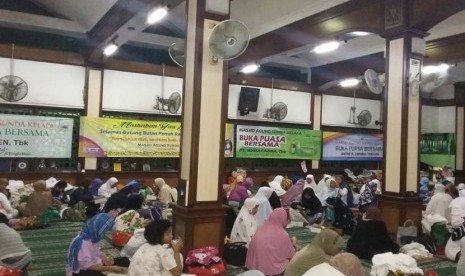 Para jamaah wanita sedang menikmati makan sahur di Masjid Agung Sunda Kelapa (MASK) Menteng, Jakarta Pusat, Rabu (22/6) dini hari.