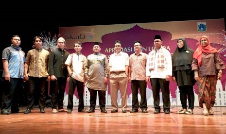 Para juara Lomba Nasyid tingkat Provinsi DKI Jakarta saat berfoto bersama dengan dewan juri usai pengumuman, Senin (9/10) di Teater Kecil, Taman Ismail Marzuki, Jakarta