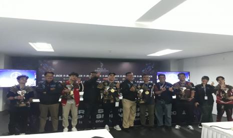 Para Juara Piala Presiden Esports 2022, di Istora Senayan, Jakarta, Ahad (13/11/2022). 