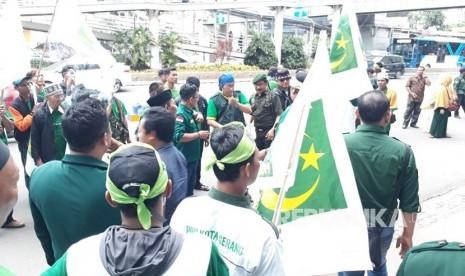 Para kader maupun simpatisan Partai Bulan Bintang (PBB) saat menyuarakan aksi di depan gedung Badan Pengawas Pemilu (Bawaslu) pada Ahad (4/3). Aksi dilakukan jelang sidang pembacaan putusan adjudikasi sengketa proses verifikasi peserta Pemilu 2019 oleh Bawaslu.