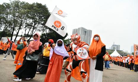 Para kader menghadiri kampanye dan ikut mengibarkan bendera PKS.