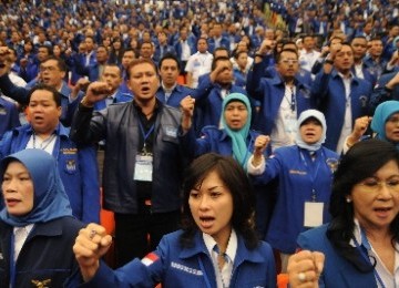  Para kader Partai Demokrat menyanyikan lagu kebanggaan partai saat pembukaan Rapat Koordinasi Nasional di Sentul International Convention Cente (SICC), Bogor, Jawa Barat, Sabtu(23/7). 