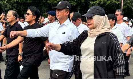 Para kepala daerah menjalani latihan baris-berbaris dalam gladi kotor jelang pelantikan di Monas, Jakarta Pusat, Rabu (19/2/2025). 