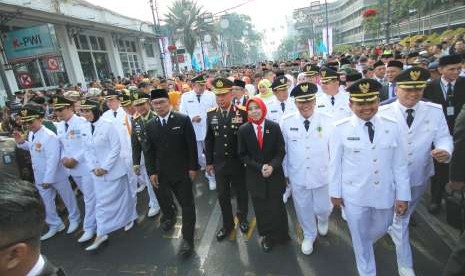 Para kepala daerah terpilih yang akan dilantik, bersama Gubernur Jawa Barat Ridwan Kamil dan sejumlah pejabat lainnya, melakukan Historical Walk dari Hotel Savoy Homan menuju Gedung Merdeka, di Jalan Asia Afrika, Kota Bandung, Kamis (20/9). 