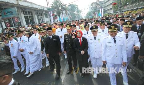 Para kepala daerah terpilih yang akan dilantik, bersama Gubernur Jawa Barat Ridwan Kamil dan sejumlah pejabat lainnya, melakukan Historical Walk dari Hotel Savoy Homan menuju Gedung Merdeka, di Jalan Asia Afrika, Kota Bandung, Kamis (20/9). 