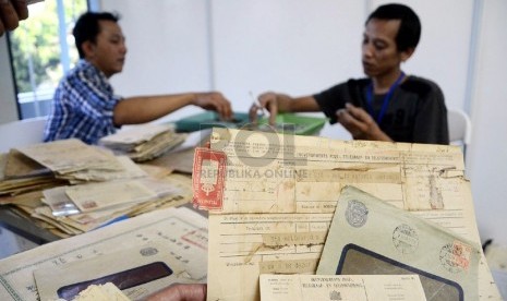  Para kolektor mencari prangko yang diinginkan pada Pameran Nasional Filateli 'Bandoeng 2013' di Gedung wahana Bakti Pos, Bandung, Rabu (25/9).   (Republika/Edi Yusuf)