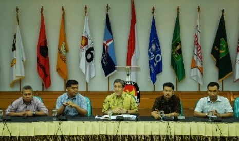 Para Komisioner Komisi Pemilihan Umum (KPU) saat mengumumkan secara resmi nama-nama pasangan calon presiden dan calon wakil presiden peserta pemilu presiden dan wakil presiden 2014 di Gedung KPU, Jakarta Pusat.