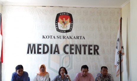 Para komisoner KPU Kota Solo menggelar jumpa pers terkait progres tahapan Pemilihan Umum 2019, di kantor KPU Kota Solo, Senin (18/2).