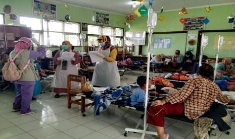 Para korban keracunan massal dirawat di tenda darurat dan ruang kelas SDN Puspasari, Kecamatan Mangkubumi, Kota Tasikmalaya, Jumat (9/10). 