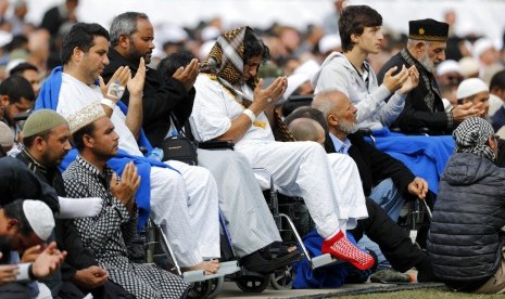 Para korban terluka dalam penembakan masjid melaksanakan shalat Jumat di Hagley Park di Christchurch, Selandia Baru, Jumat (22/3). 