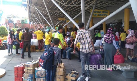 Para kuli panggul menawarkan jasa mereka di Terminal Penumpang Pelabuhan Tanjung Priok, Jakarta Utara, Selasa (20/6). 