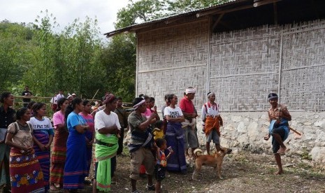 Para laki-laki desa Lolo Wano, Kabupaten Sumba Barat, membawa parang di setiap pertemuan, perlambang pekerja keras, saat peresmian gedung perpustakaan SD paralel Wee Tame.