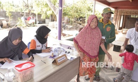 Para lanjut usia (lansia) antusias menyalurkan hak suaranya dalam pilkada serentak di Kabupaten Lombok Barat, Nusa Tenggara Barat (NTB), Rabu (27/6).