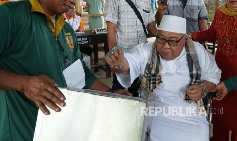 Para lanjut usia (lansia) antusias menyalurkan hak suaranya dalam pilkada serentak di Kabupaten Lombok Barat, Nusa Tenggara Barat (NTB), Rabu (27/6).